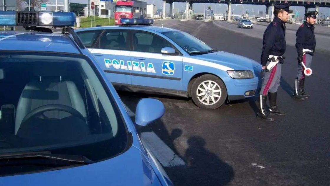 Ostia, non si fermano all’alt della polizia: inseguimento di 4 chilometri, ferite due minorenni