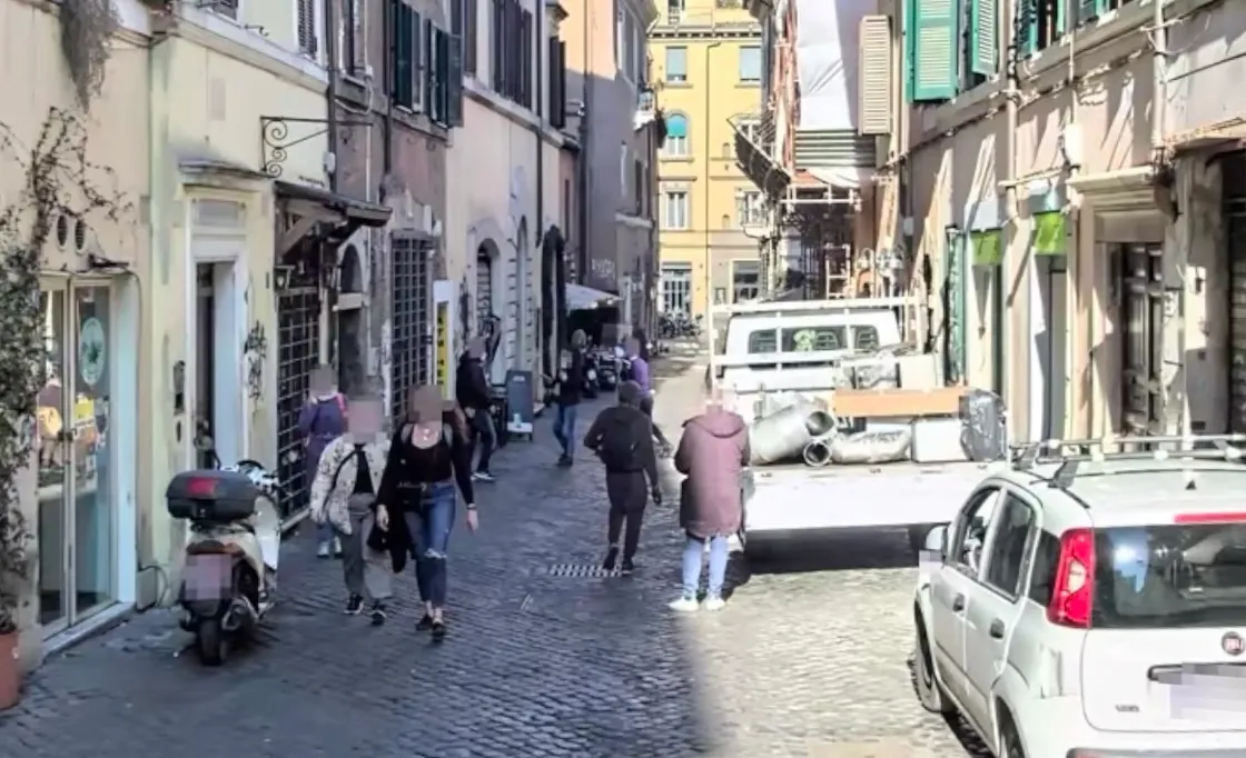 Trastevere, locale chiuso per 15 giorni: somministrazione abusiva, tavoli in strada e musica alta