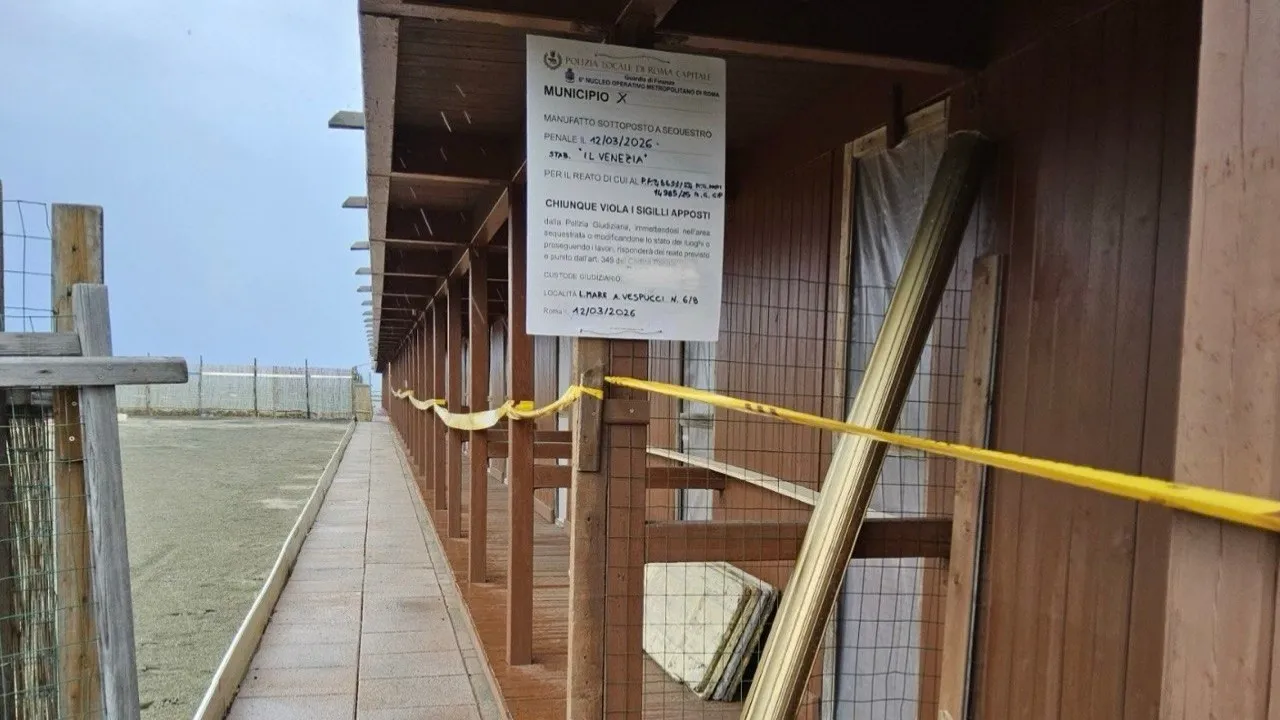 I sigilli posti alle cabine dello stabilimento Venezia (Polizia Locale di Roma Capitale)