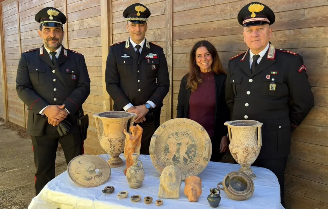 Cerveteri, restituiti allo Stato 54 reperti archeologici: dai vasi etruschi agli ex voto anatomici