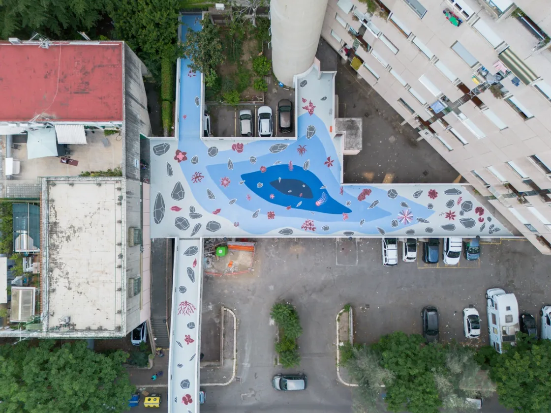 A Vigne Nuove si inaugura “Lago sospeso”, un paesaggio acquatico condiviso tra arte, ecologia e benessere realizzato nell’ambito del progetto europeo WE-Z, dedicato al rapporto tra rigenerazione urbana e salute mentale. Il lago dal drone (D CImaglia)