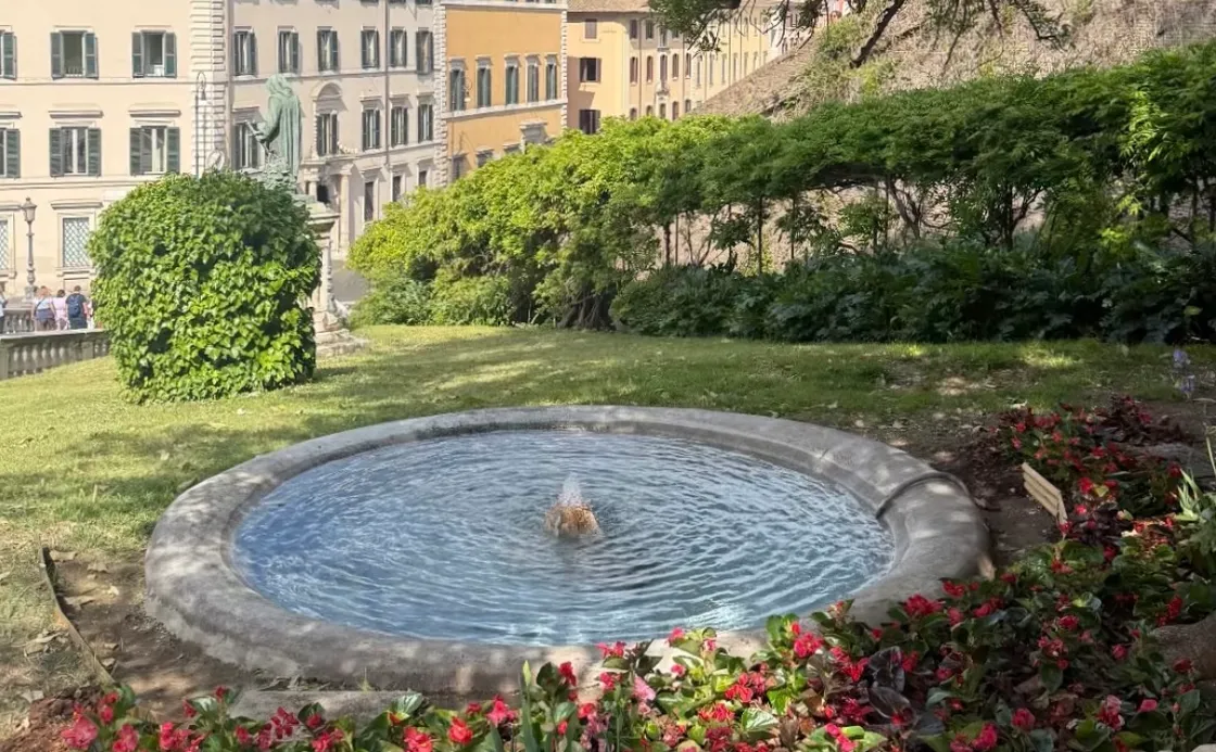 Campidoglio, riapre il pergolato storico: torna accessibile il corridoio verde accanto alla cordonata
