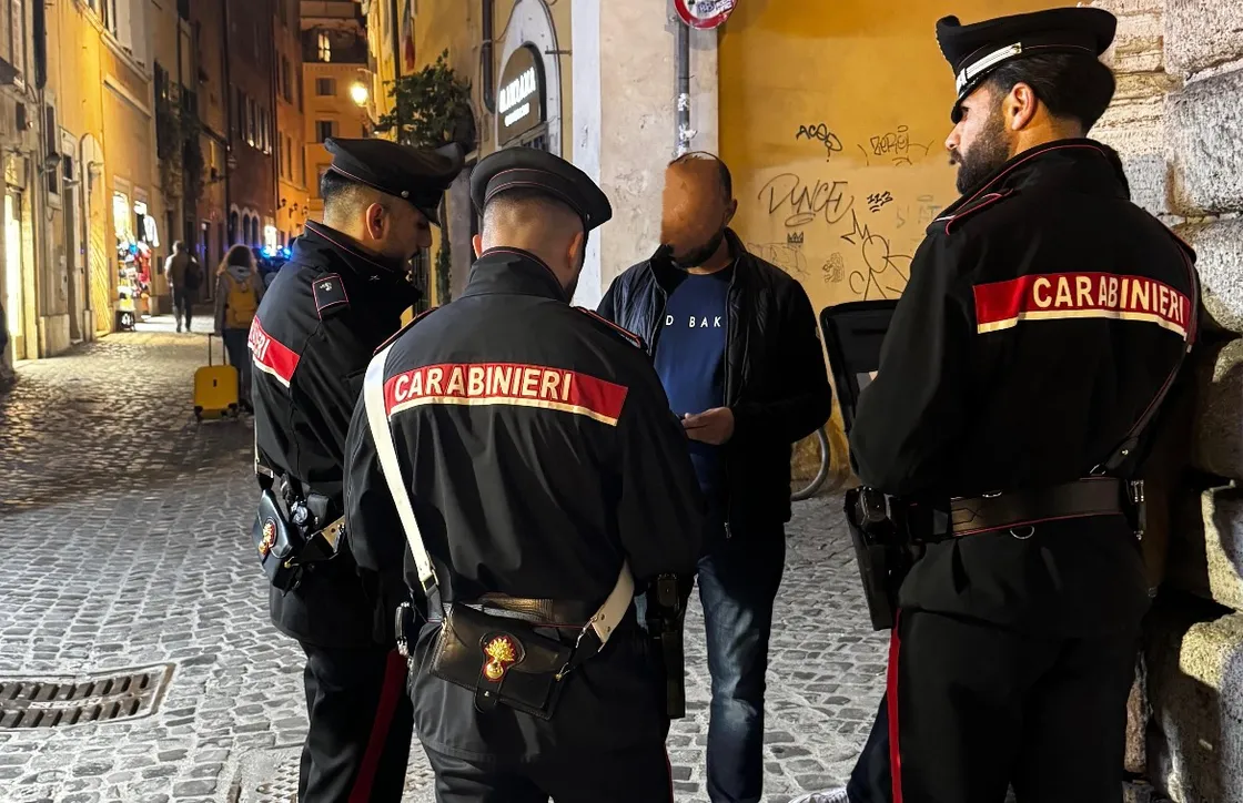 Ruba 19 vinili da collezione in un negozio di Monti: arrestato, recuperati dischi per 900 euro