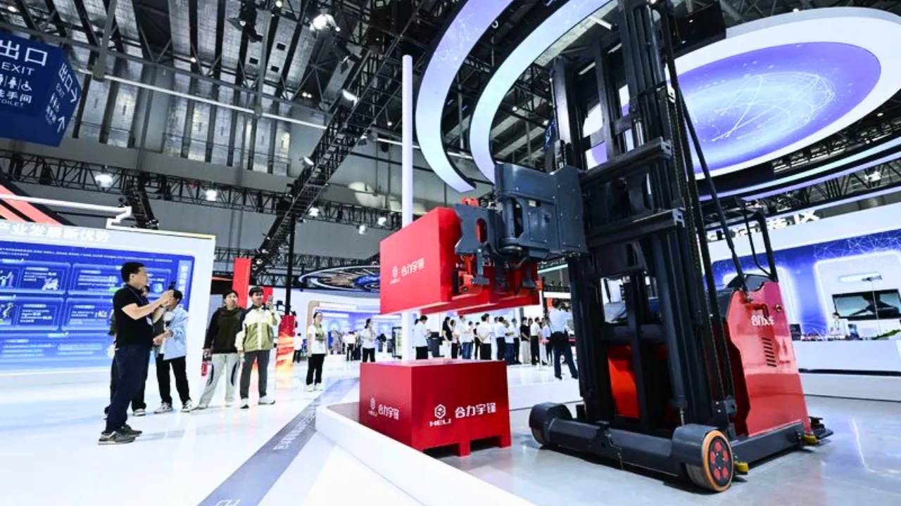 Hefei, 21 settembre 2026. Visitatori davanti a un carrello elevatore intelligente senza conducente alla World Manufacturing Convention. Foto Xinhua/Zhou Mu