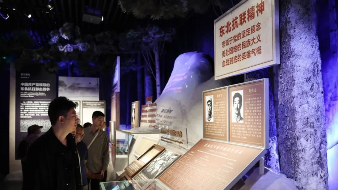 Visitatori al Museo della guerra di resistenza del popolo cinese contro l’aggressione giapponese, a Pechino, il 30 settembre 2026, durante la Giornata dei martiri (Foto agenzia Xinhua)