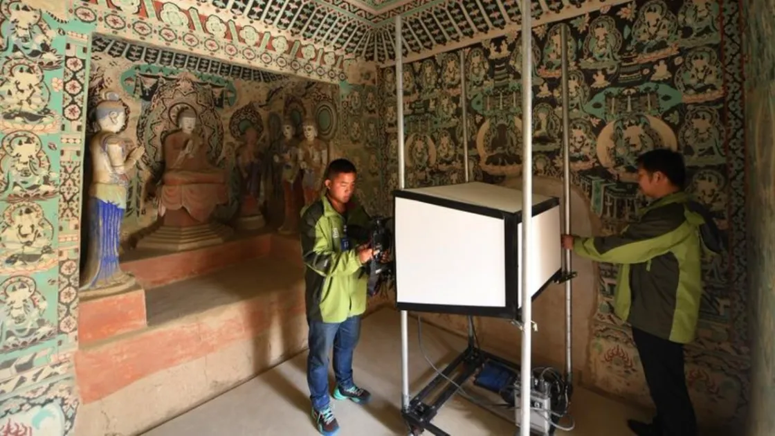 Il restauro in corso nelle grotte di Mogao (Fonte: agenzia Xinhua)