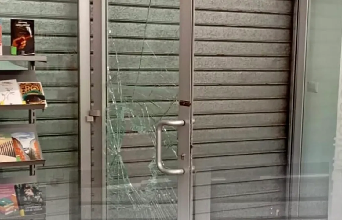 Raid vandalico alla biblioteca Sandro Onofri di Acilia: porta divelta e locali danneggiati