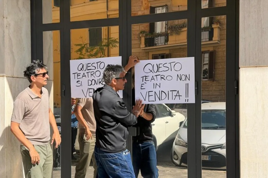Fiorello e Biggio contro la vendita del Teatro delle Vittorie, blitz in Prati: «Un crimine contro la storia dello spettacolo italiano».
