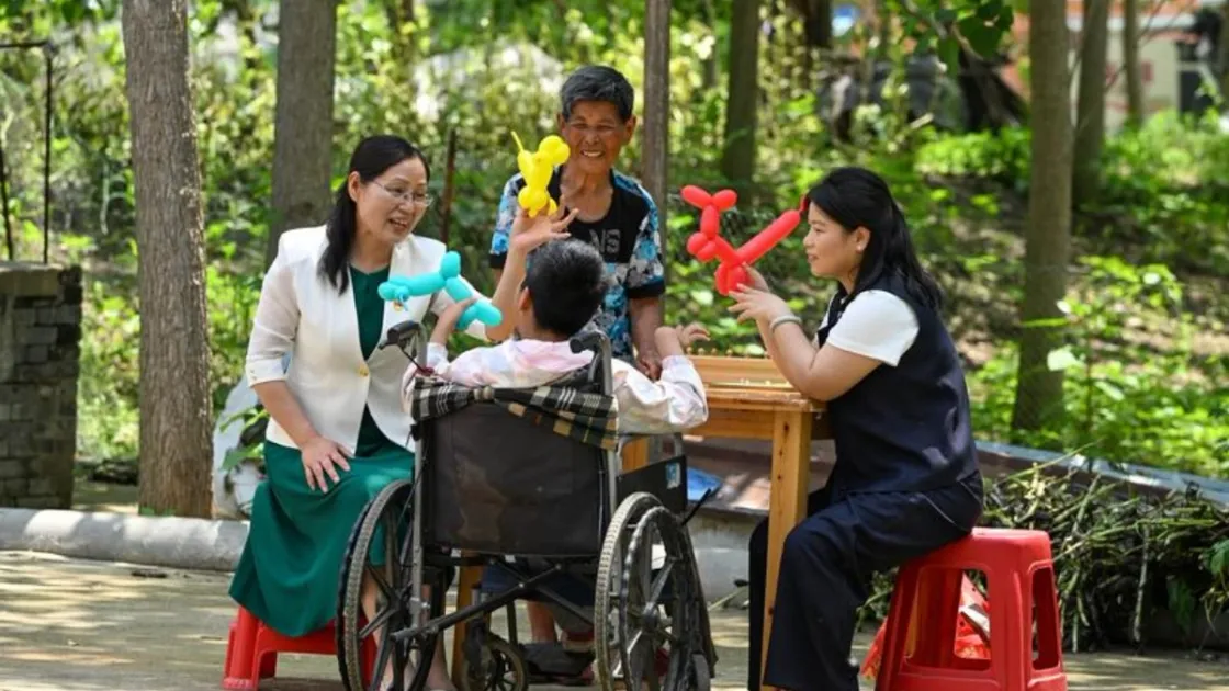 Gao Chunying e Kong Zhongqing durante una lezione sui colori a casa di uno studente. Foto Xinhua/Ji Chunpeng