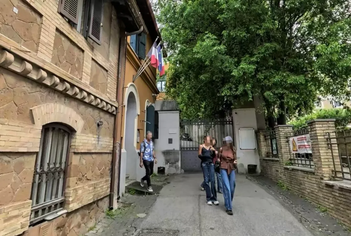 Protesta al liceo francese Chateaubriand: 150 studenti fuori dalla scuola. «Tasse troppo alte»