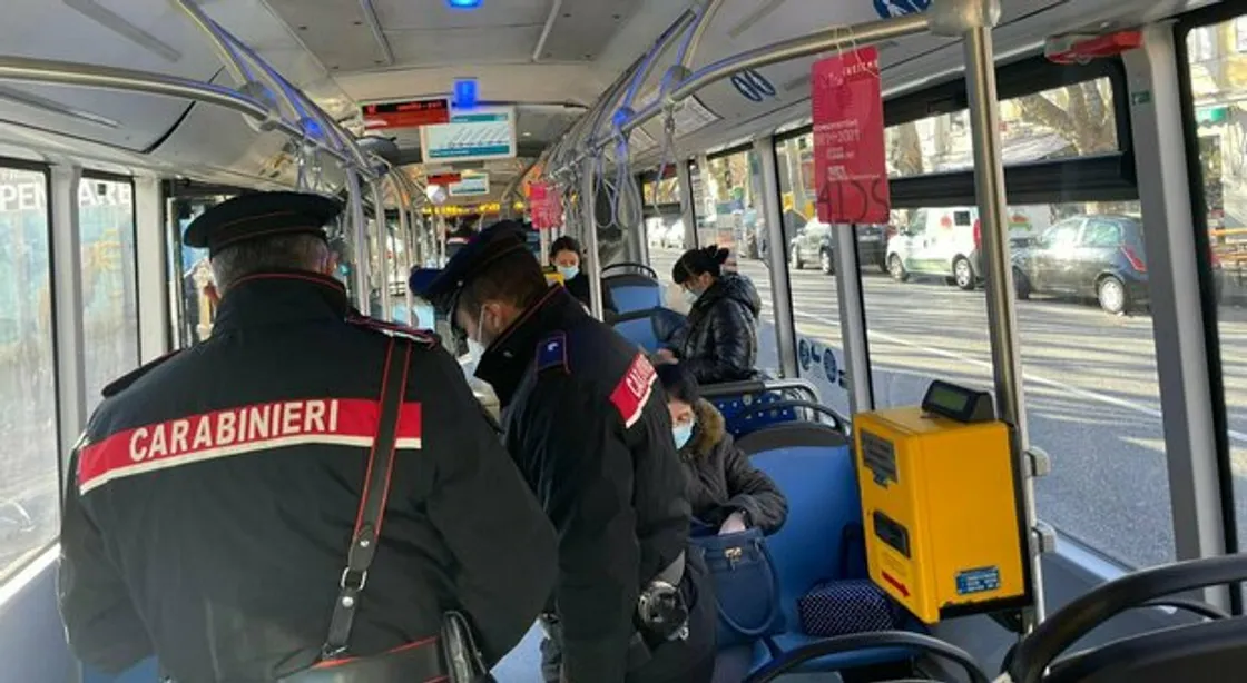 Uomo si spoglia su un autobus a Roma e molesta i passeggeri: denunciato un 59enne