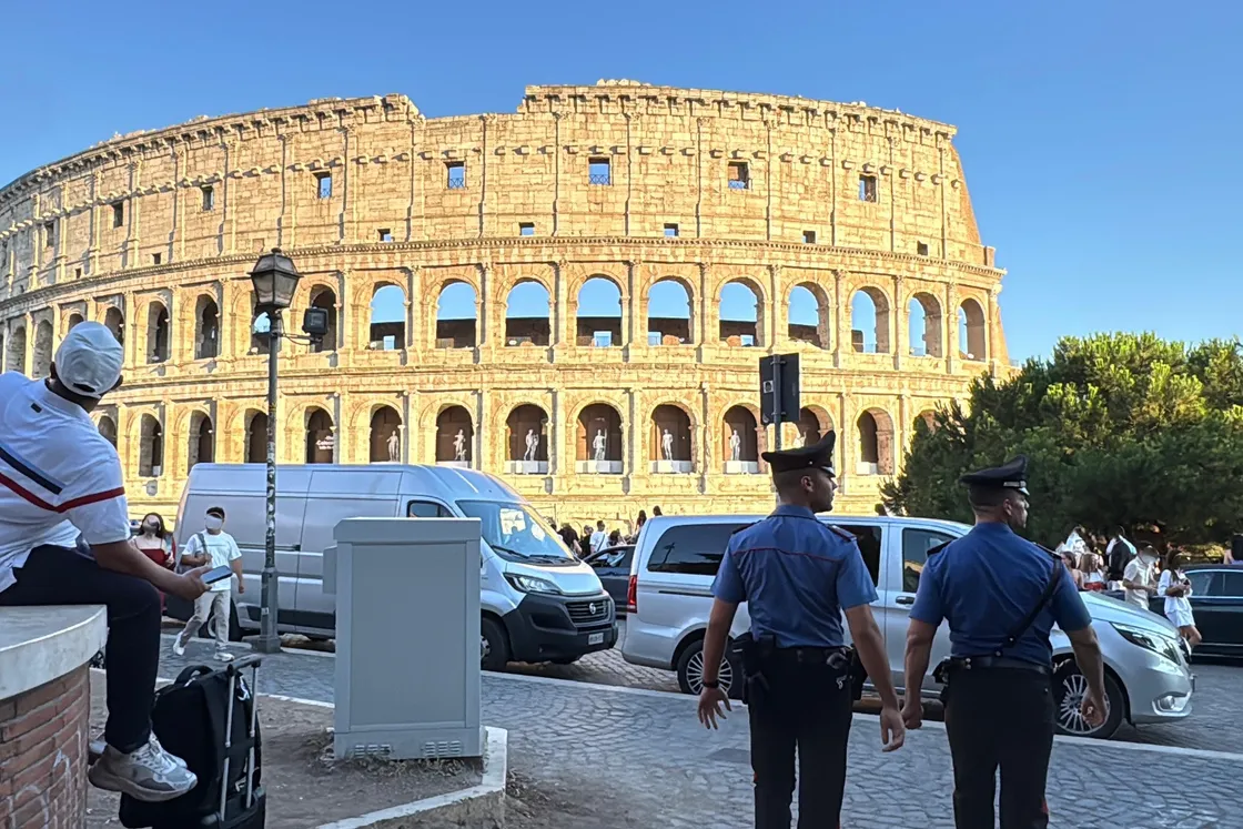 Colosseo blindato, primi 8 allontanamenti: carabinieri cacciano i predatori dei turisti