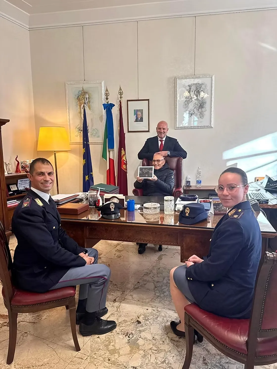 Prati, anziano perde la memoria e si aggira confuso in strada: il Natale di Roberto salvato dalla polizia