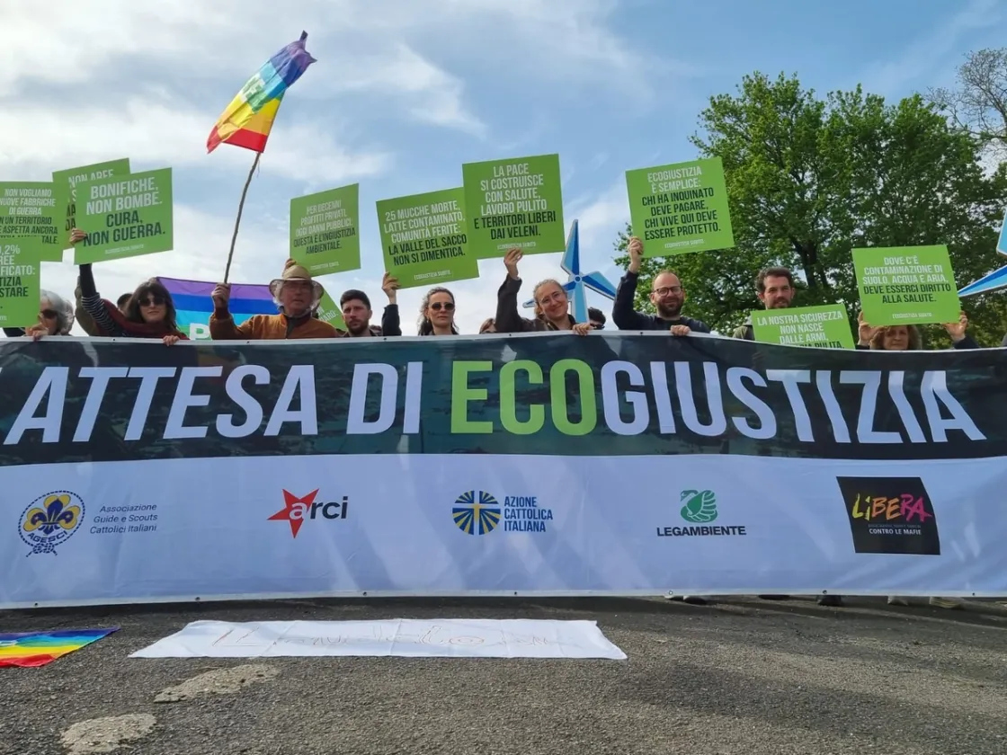 «Ecogiustizia subito», tappa nel Lazio: flash mob ad Anagni contro inquinamento e industria bellica nel bacino del Sacco [VIDEO]