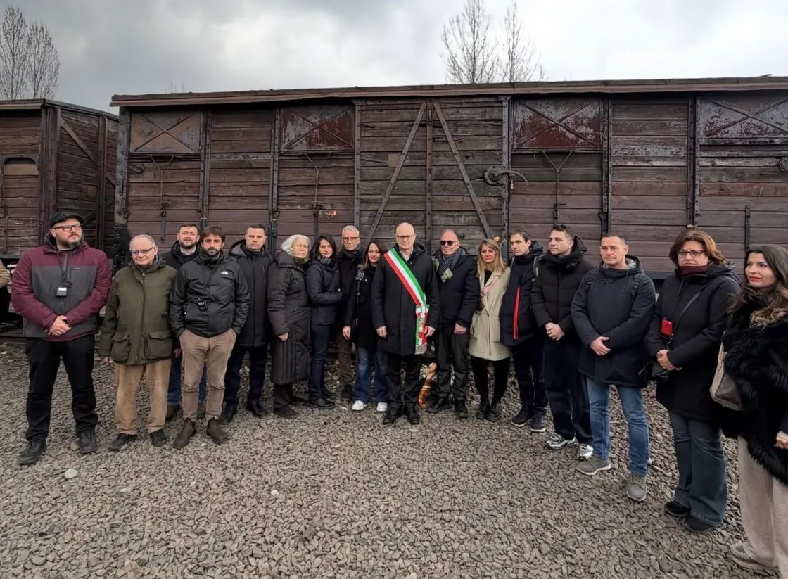 Viaggio della Memoria, studenti romani nei campi. Gualtieri: «Solo qui si capisce l’abisso della Shoah»