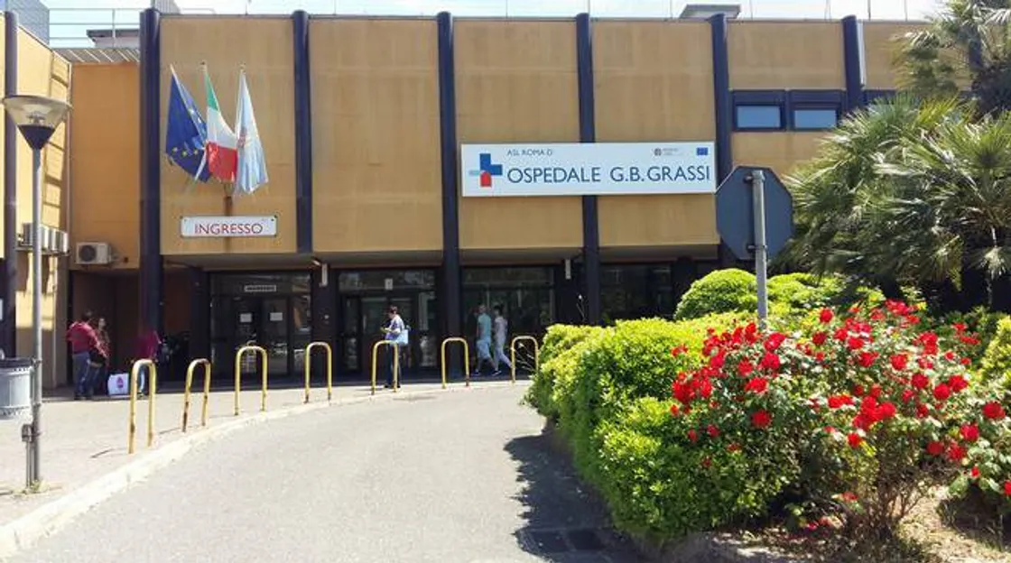 Ostia, bimba di 7 anni rischia di soffocare: salvata dalla polizia durante la corsa al Grassi