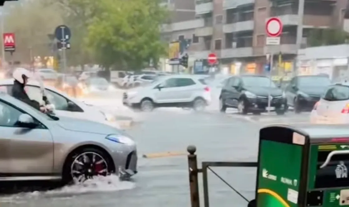 Meteo, il maltempo non molla Roma: pioggia e temporali, poi arriva il freddo
