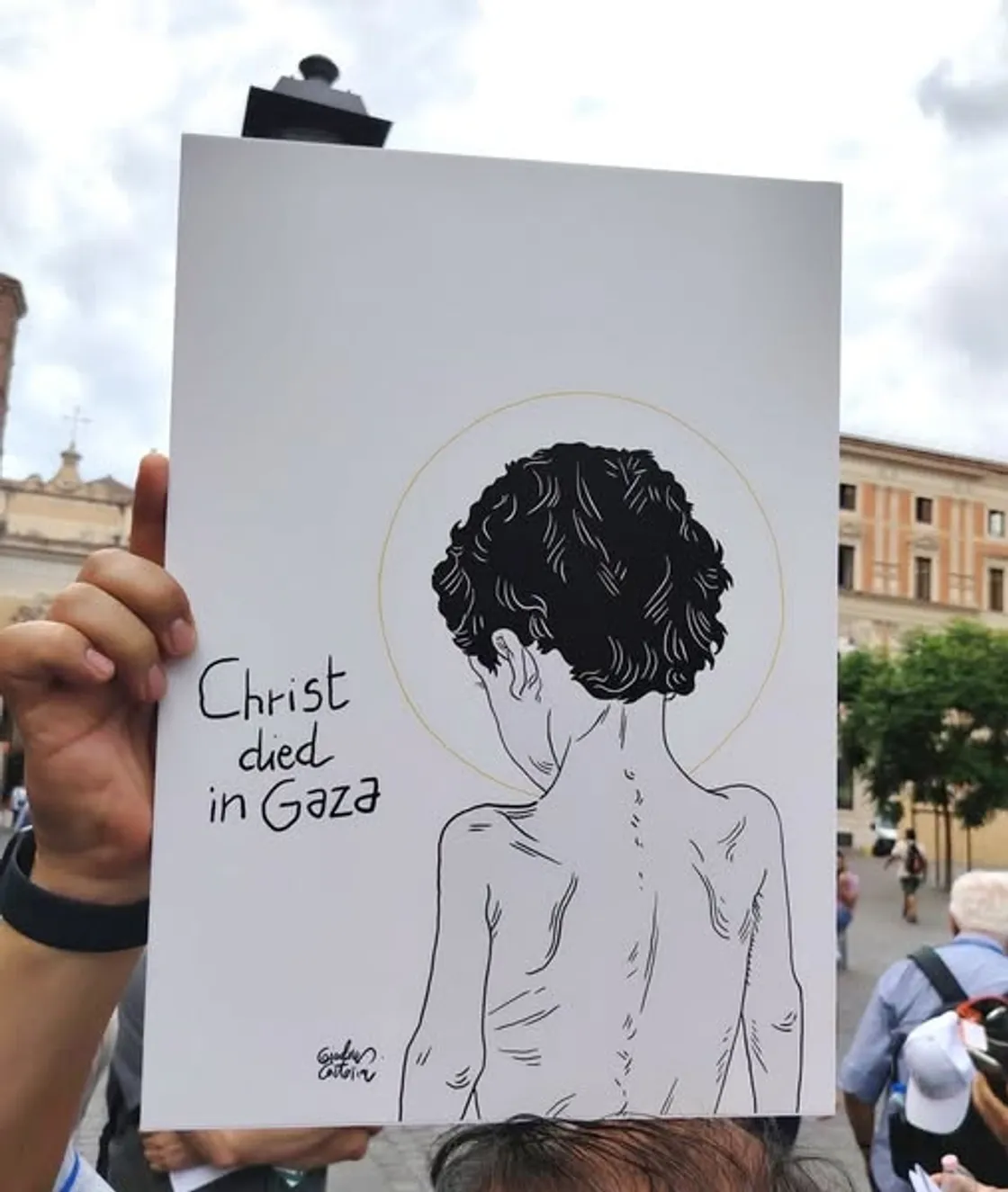 Una marcia di cento sacerdoti per i bambini vittime in Medio Oriente: oggi il corteo fino alla sede di Leonardo Spa