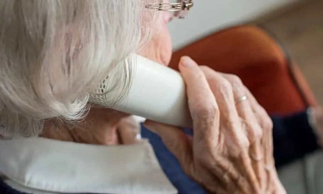 Finge di essere un finanziere e chiede soldi, ma l’anziana lo incastra: arrestato un 46enne