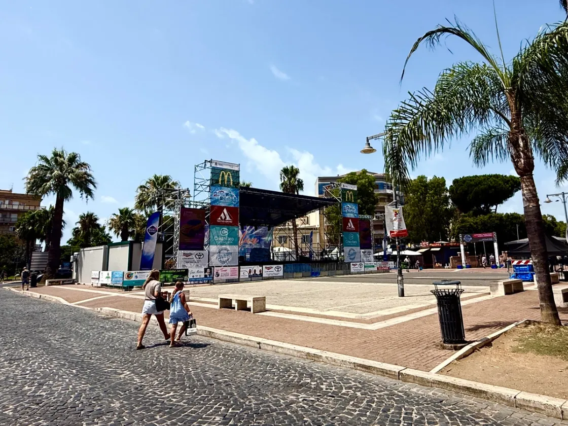 Ladispoli Summer Fest 2026: tre notti di musica gratuita in Piazza Rossellini con Rkomi, Nina Zilli e Bambole di Pezza