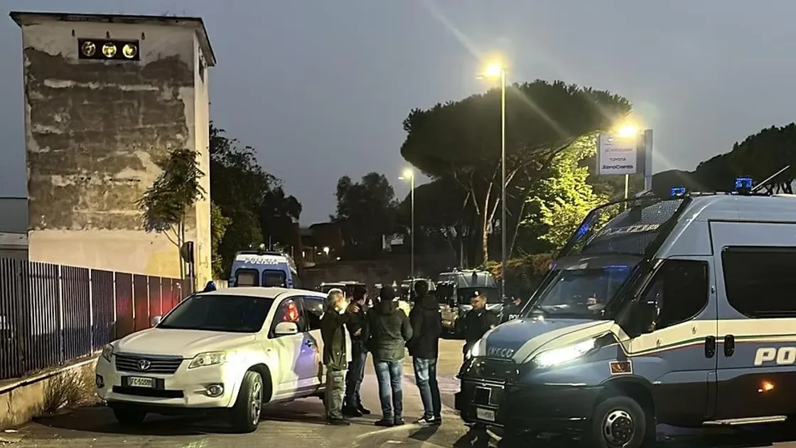 Sfrattati 96 “latinos” che avevano occupato l'ex hotel in via Silicella, Franco: «Sgombero record»