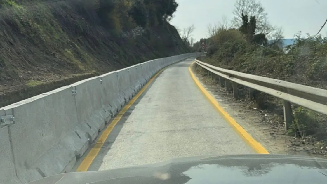 Frane sulla strada Anguillara-Trevignano, riaperto un tratto con senso unico alternato