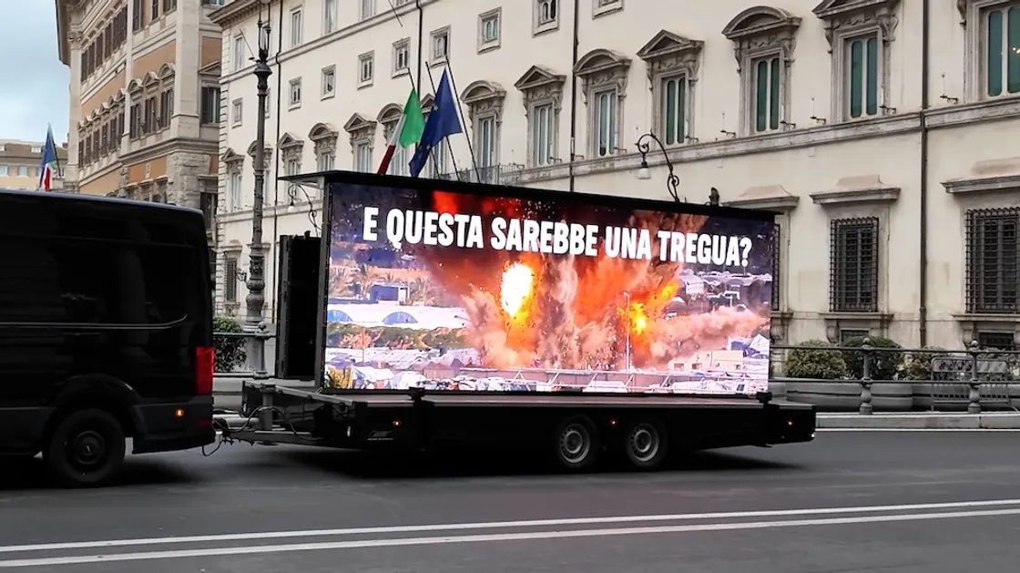 Gaza, Amnesty e Greenpeace in piazza, maxi schermo davanti a Palazzo Chigi e Farnesina: «E questa vi sembra una tregua?»