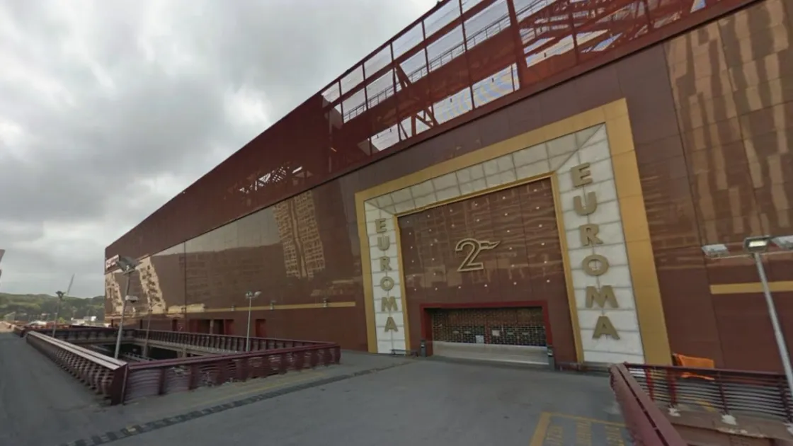 Rapina in gioielleria a Euroma2, banditi con picconi e fumogeni nel centro commerciale di Roma