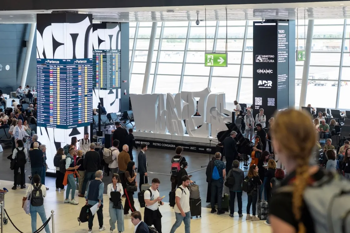 Pietro Consagra a Fiumicino, al Terminal 1 inaugurata Muro Bianco: l’arte contemporanea incontra i viaggiatori