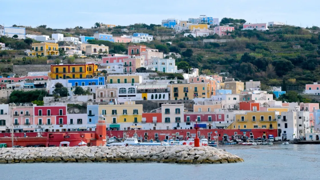 Isola di Ponza Foto DODDYTANK/Getty Images via Canva.com