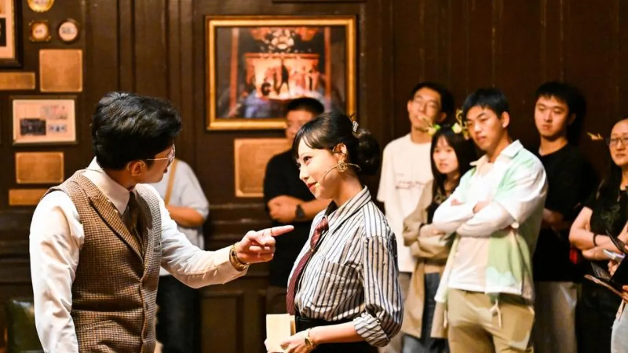 Visitatori assistono a uno spettacolo teatrale immersivo all’interno dell’edificio riqualificato (Foto agenzia Xinhua)