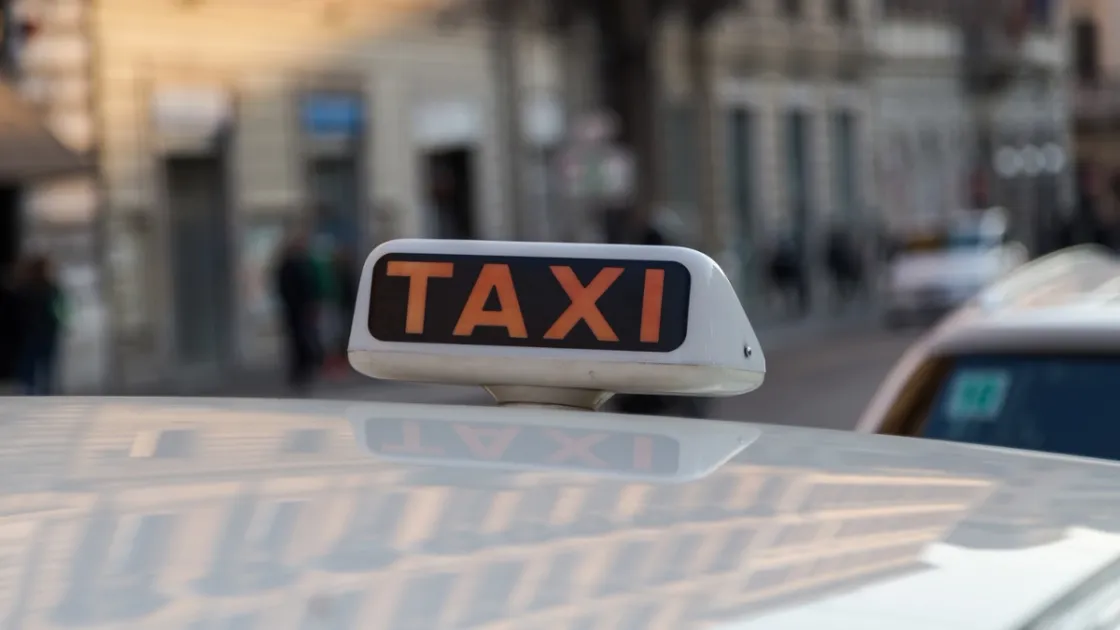 Caro carburanti, taxi e Ncc protestano a Roma davanti al ministero: «Vogliamo incontrare Salvini»