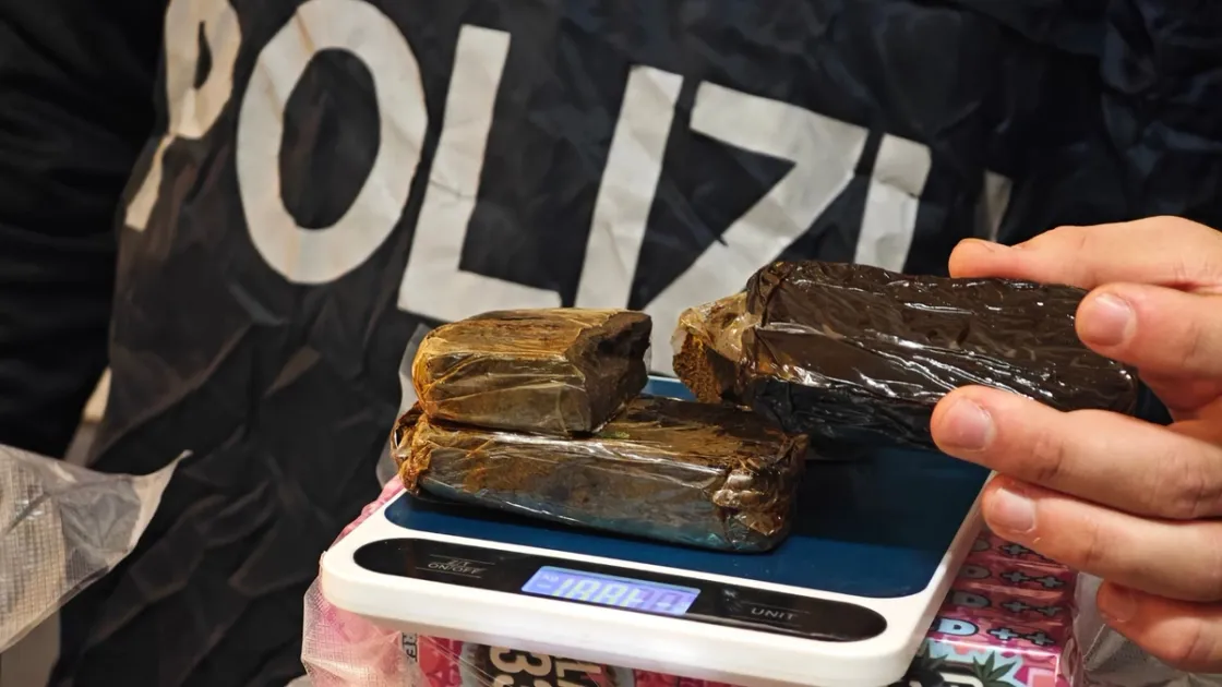 Quarticciolo, droga nascosta tra tubi e fioriere: sei arresti