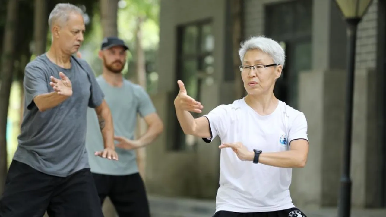 Svetlana Kobiakova, allenatrice russa di taijiquan, guida gli allievi durante una lezione in una scuola di Chenjiagou, il 19 maggio. Foto agenzia Xinhua