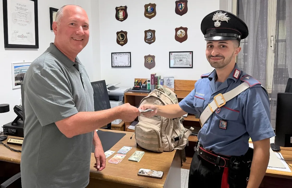 Dimentica sul treno lo zaino con 2.340 dollari: ritrovato grazie a un cittadino e ai Carabinieri