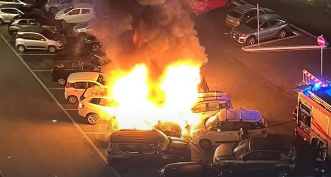 Incendio al Celio: otto auto in fiamme nella notte vicino al Colosseo