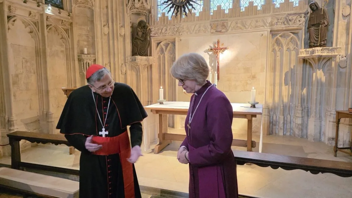Il nuovo arcivescovo di Canterbury, Sarah Mullally, con il cardinale Kurt Koch, prefetto del Dicastero per la promozione dell'unità dei cristiani e inviato del Papa (Vn)