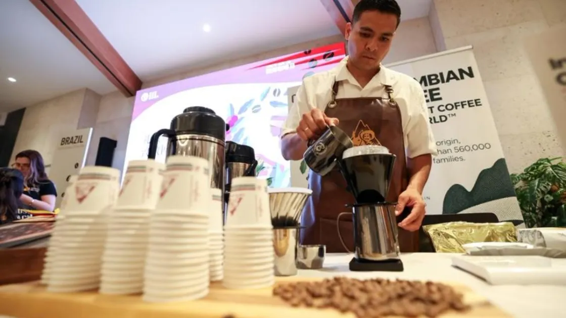 Un membro dello staff prepara il caffè nello stand della Colombia durante la Coffee Tasting Experience del 1° ottobre 2026. Foto agenzia Xinhua