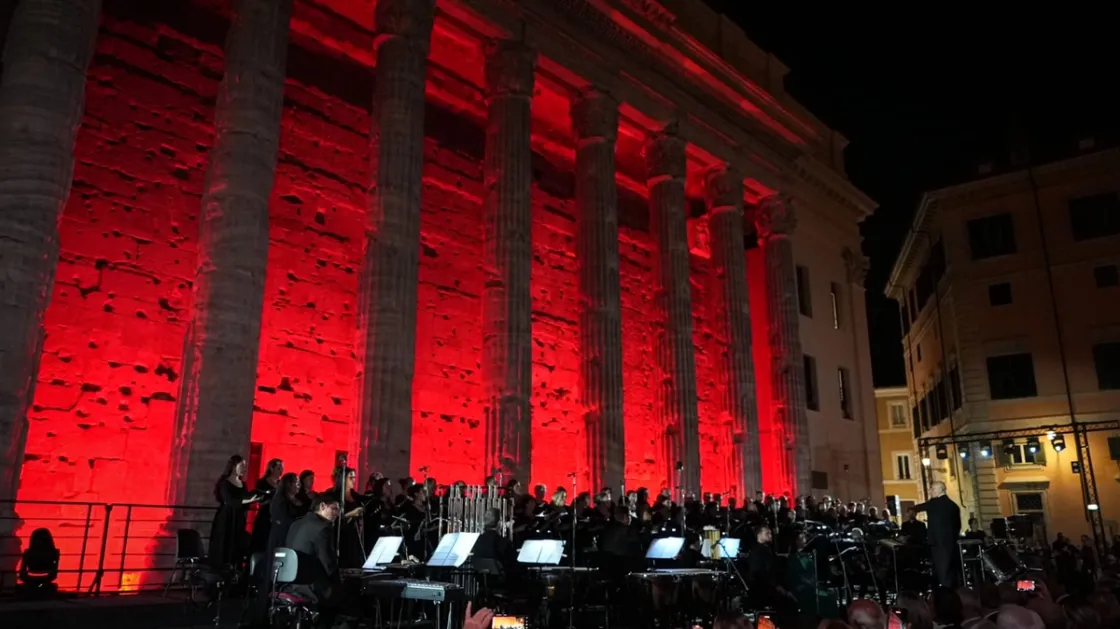 Tempio di Vibia Sabina e Adriano, restaurati facciata e colonnato: il monumento torna a splendere a piazza di Pietra