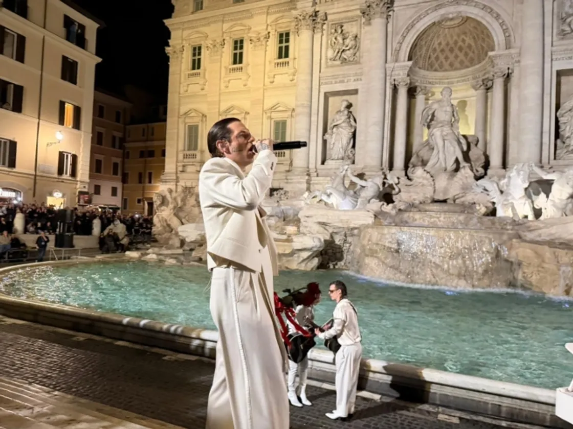 Achille Lauro incanta Roma: concerto «segreto» alla Fontana di Trevi