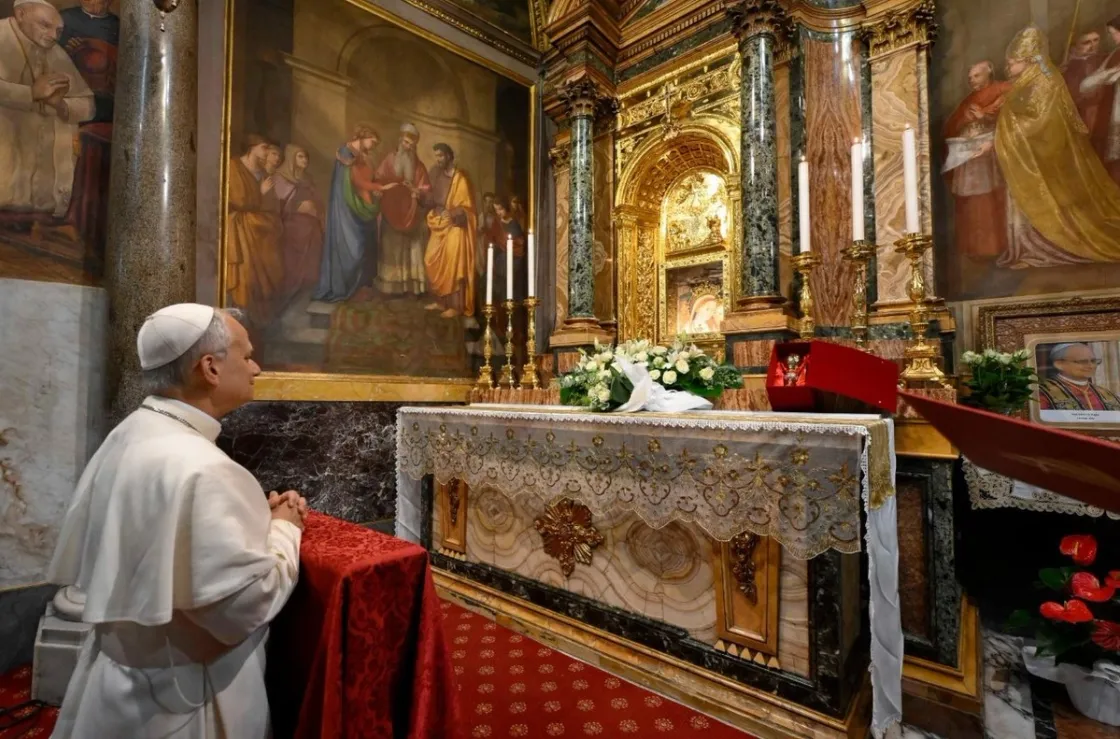 Il Papa nel Santuario di Genazzano, in preghiera davanti all'immagine della Madonna del Buon Consiglio (Ph. Vatican News)