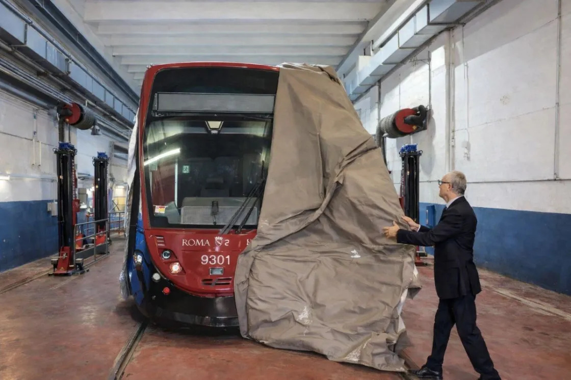 Arriva il primo dei nuovi tram dopo vent’anni: presentato il modello Urbos