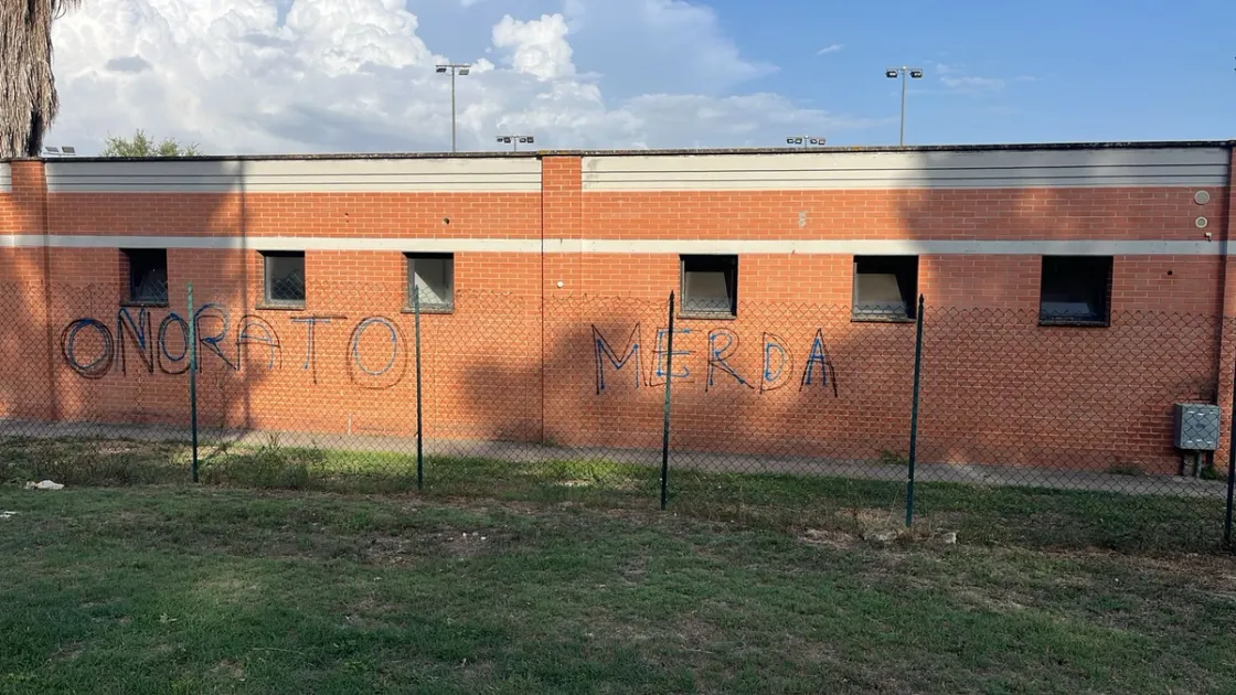 Scritte contro Onorato al Flaminio Real, La Vardera: «Piena solidarietà per le minacce subite»