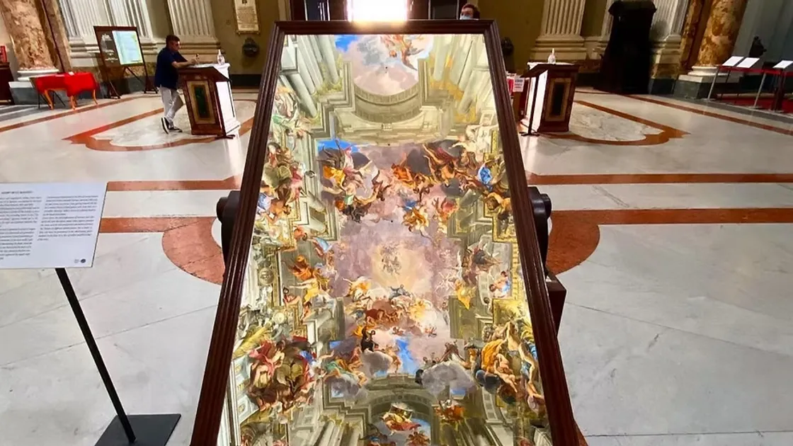 Un'ora di fila per uno specchio, il nuovo fenomeno social alla chiesa di Sant'Ignazio di Loyola