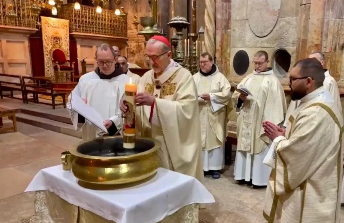 Il cardinale Pierbattista Pizzaballa durante la veglia pasquale nella basilica del Santo Sepolcro (Vn)