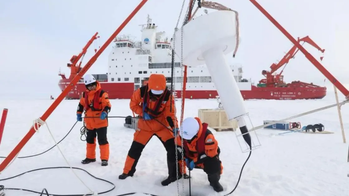 Il team della 16esima spedizione cinese nell'Oceano Artico (Foto agenzia Xinhua)