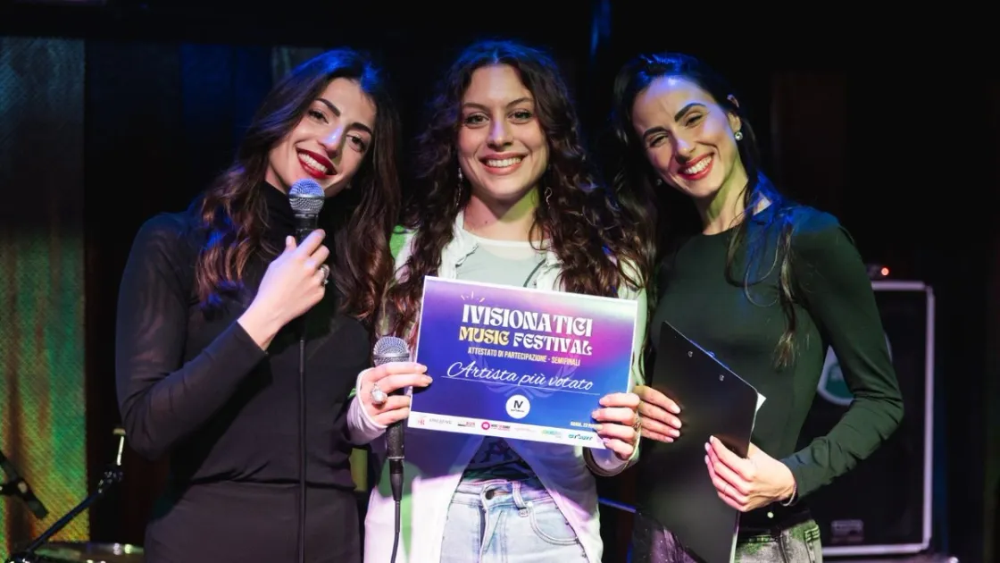 La premiazione a IVISIONATICI Music Festival per l'artista più votata