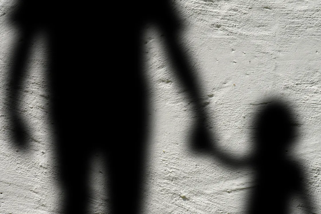 Dodicenne trovata in un appartamento di un 37enne. L’uomo ai domiciliari per abusi su minore, spaccio e detenzione di materiale pedopornografico