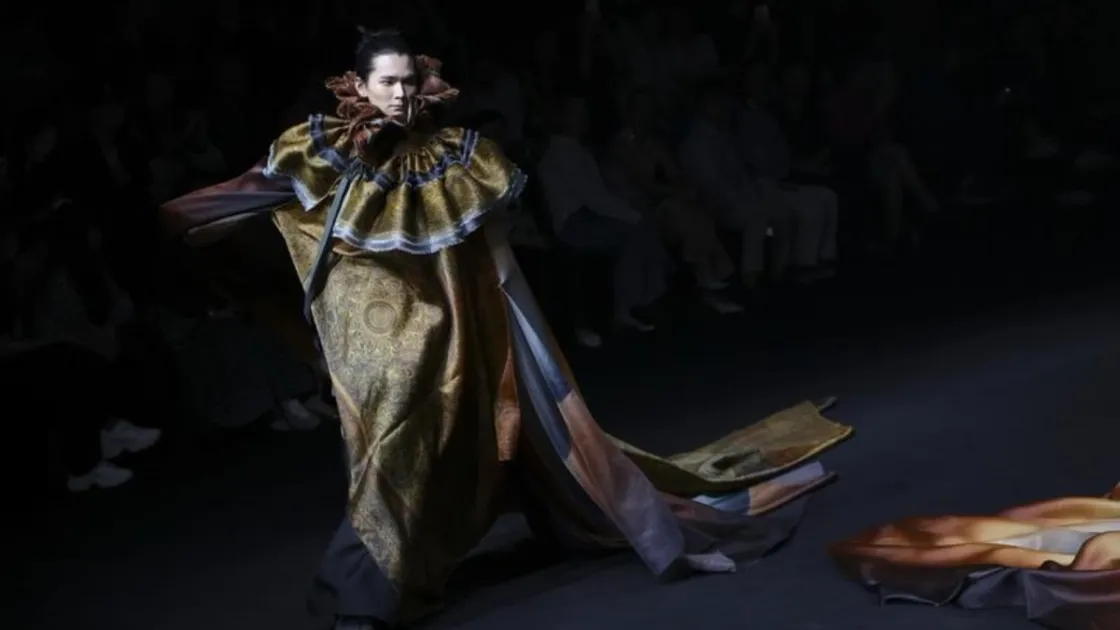 Una creazione di HEMU sulla passerella di Xintiandi, dove l’8 ottobre si è aperta la Shanghai Fashion Week primavera-estate 2027. Foto Xinhua/Chen Haoming