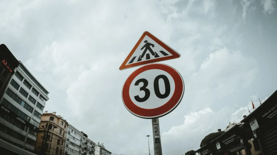Nuovo Codice della strada, patente a 17 anni e sorpasso a destra: le proposte allo studio del MIT
